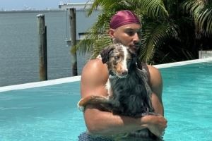 休赛期生活?️本西晒近期动态：出海游玩、与爱犬游泳等